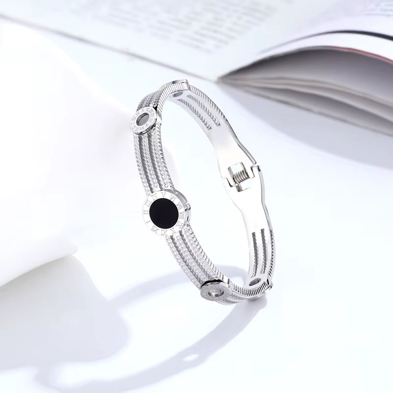 Timeless Edge – Exquisite Roman Numeral Gear Bangle for Women