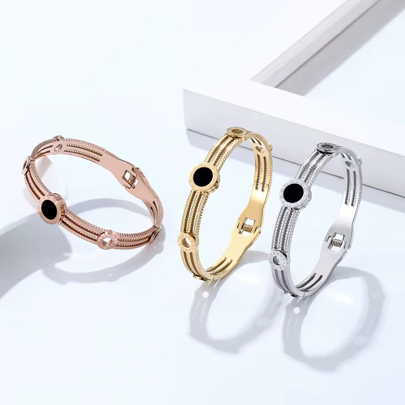 Timeless Edge – Exquisite Roman Numeral Gear Bangle for Women